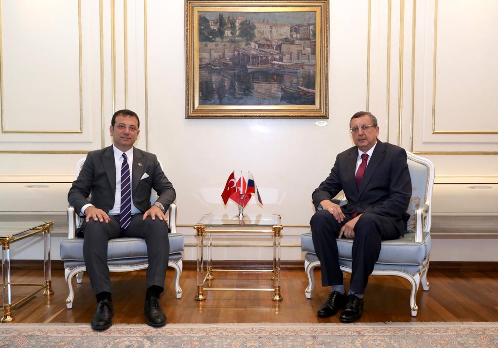 İMAMOĞLU’NDAN RUS BAŞKONSOLOSA: “TÜRKÇE İLETİŞİM KURMANIN KEYFİNİ YAŞATTINIZ BİZE…”