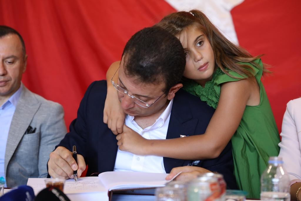 BAŞKAN İMAMOĞLU AİLESİ İLE BİRLİKTE DARÜLACEZE’Yİ VE İTFAİYEYİ ZİYARET ETTİ