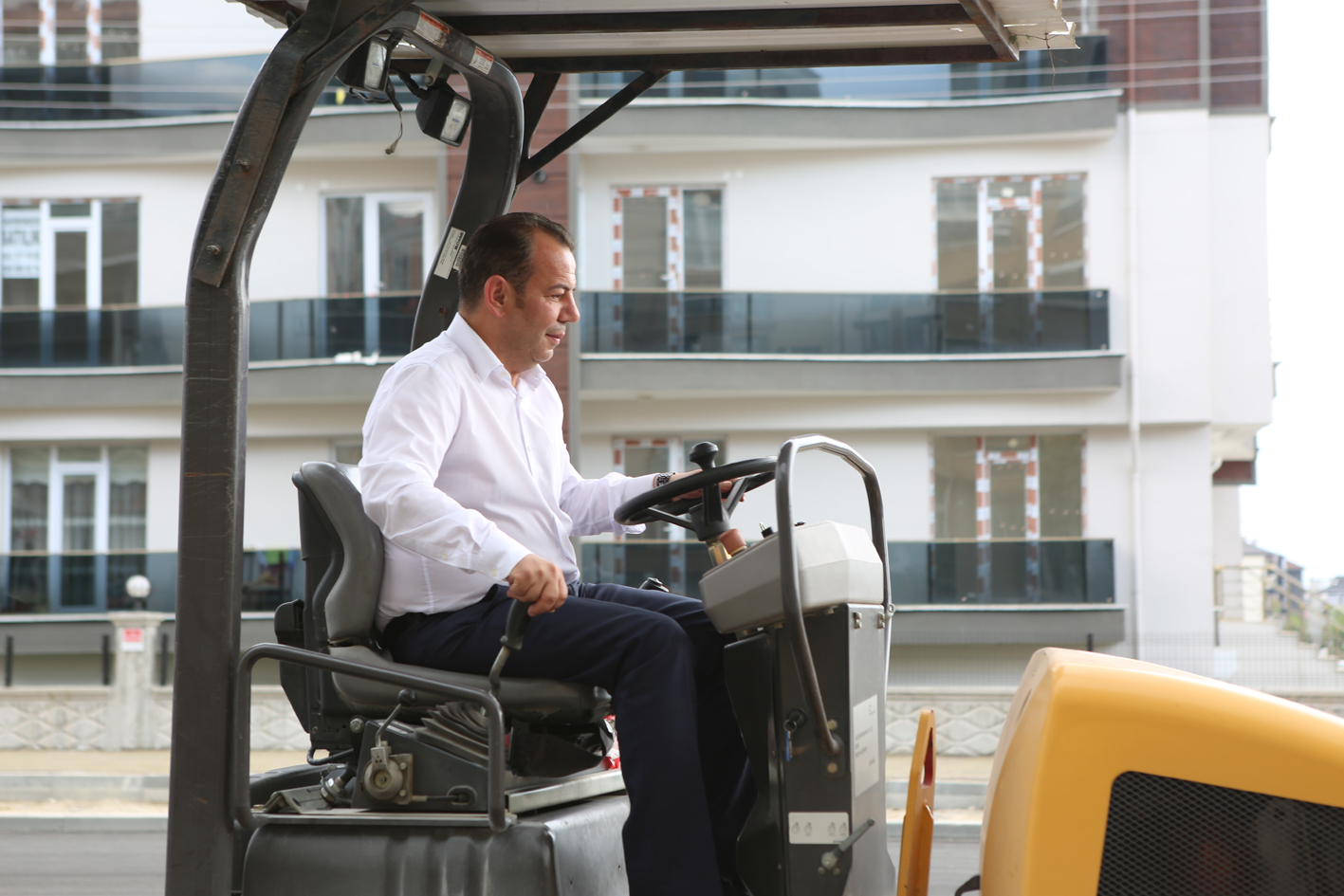 Başkan Özcan silindirin direksiyonuna geçti, işçilerle parke taşı döşedi