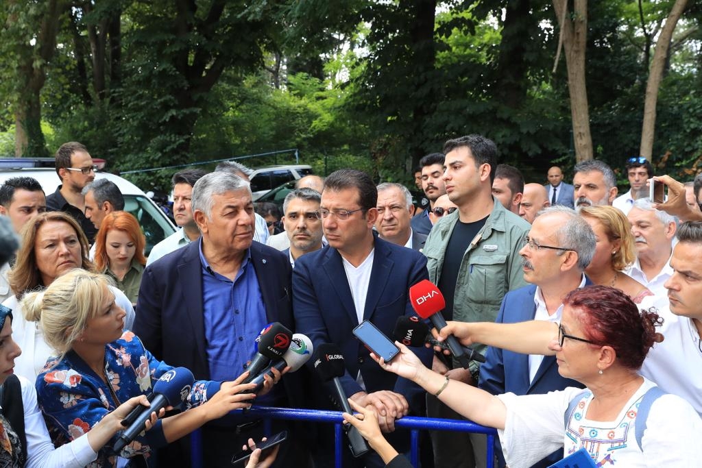 BAŞKAN İMAMOĞLU: “DEMOKRASİNİN TESLİM ETTİĞİ GÖREVLERİ İNSANLARDAN HUKUK DIŞI ALMAK ÖYLE GÖZ ÇEVİRMEYLE OLMAZ”