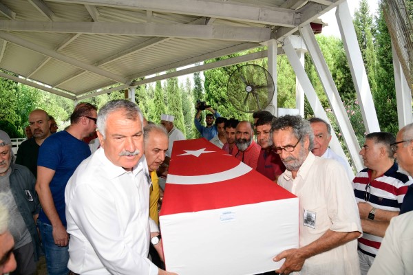 ÜNLÜ SANATÇI CENGİZ SEZİCİ MEMLEKETİ ADANA’DA SON YOLCULUĞUNA ALKIŞLARLA UĞURLANDI