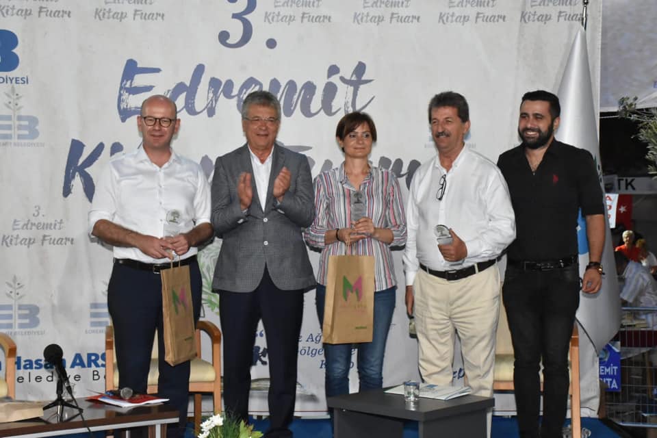 EDREMİT KİTAP FUARINA KATILAN KAFTANCIOĞLU: KAHRAMANLAR YARATMAYA KARŞIYIM