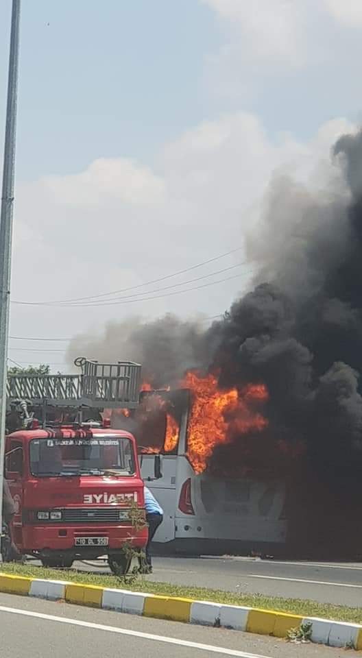 Balıkesir’de otobüs alev alev yandı