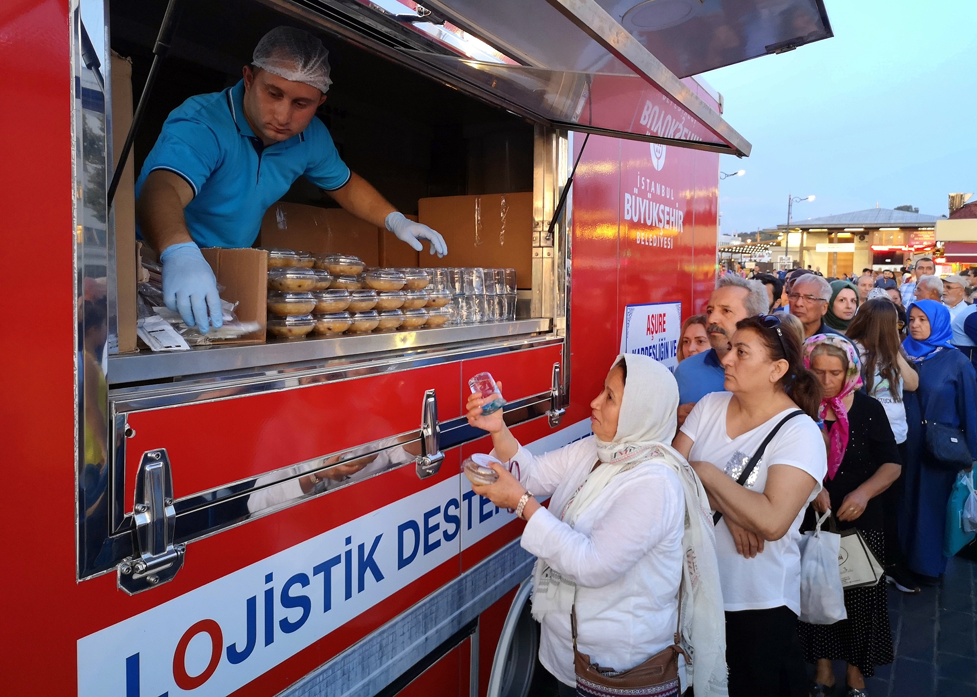 İBB AŞURE GÜNÜ’NDE 70 BİN KİŞİYE AŞURE DAĞITTI