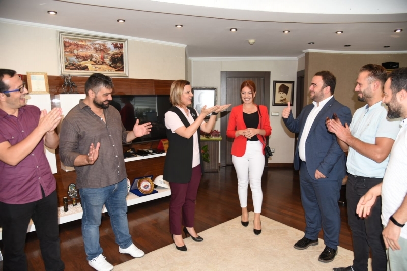 BAŞKAN HÜRRİYET MİSAFİRLERİNİ İŞARET DİLİYLE KARŞILADI