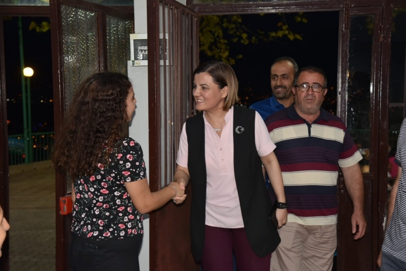 İZMİT’İN CESUR BAŞKANI HÜRRİYET TAVŞANTEPE CEMEVİN’DE ALEVİ VATANDAŞLARLA ORUÇLARINI AÇTI