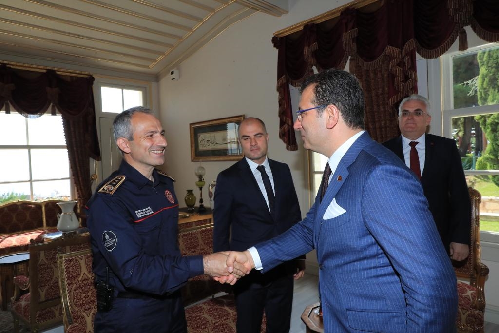 İTFAİYECİLERİ AĞIRLAYAN BAŞKAN İMAMOĞLU, POLAT’I UNUTMADI: “İLK FIRSATTA TEKRAR ZİYARETİNE GİDECEĞİM”