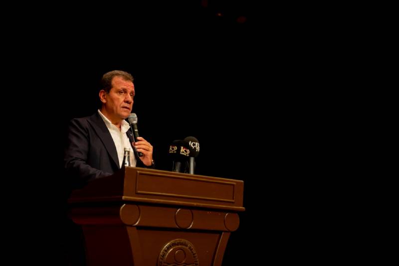 Seçer, Muhtarlara Bilgisayarlarını Teslim Etti