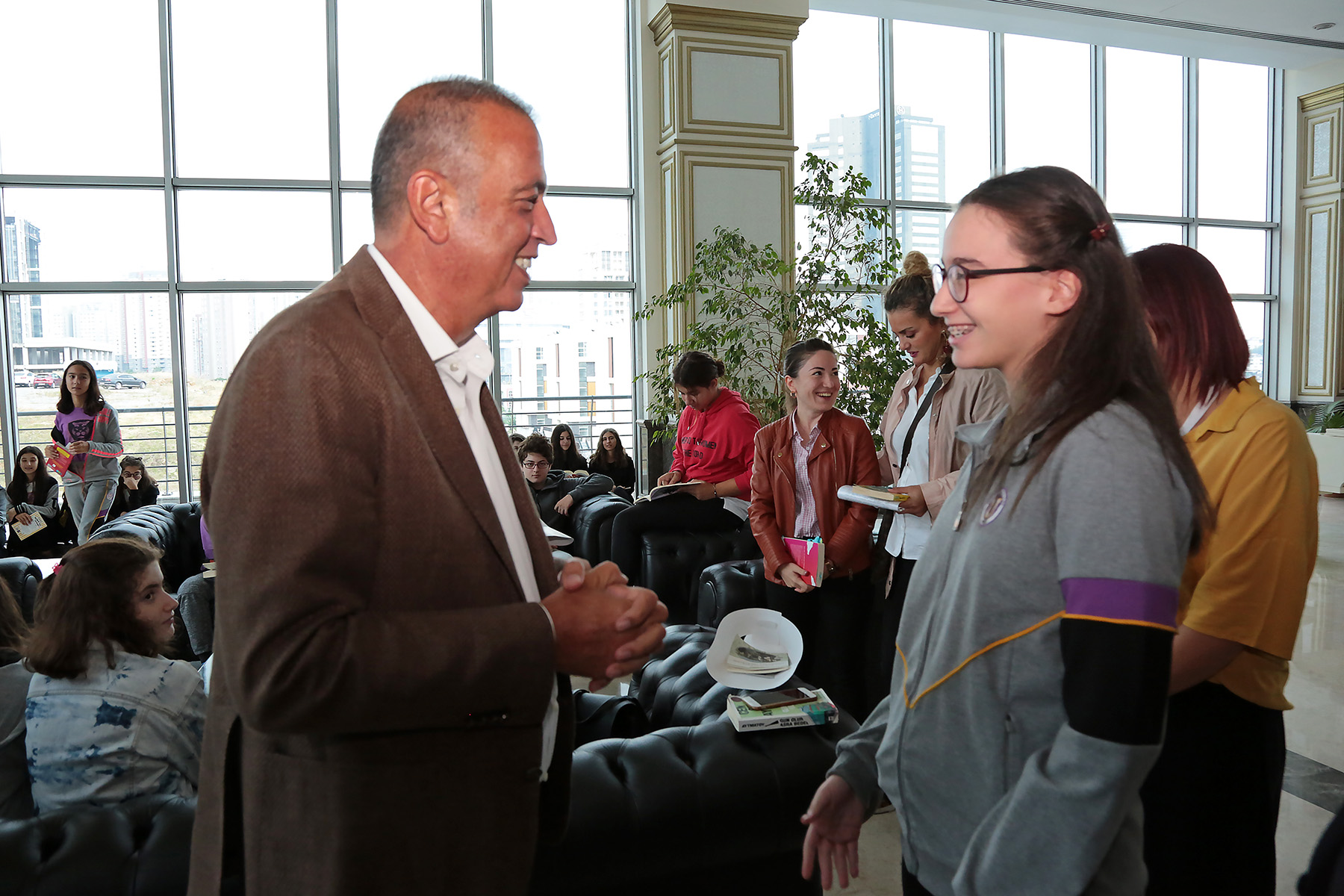 BAŞKAN İLGEZDİ’DEN KİTAP PROJESİNE DESTEK
