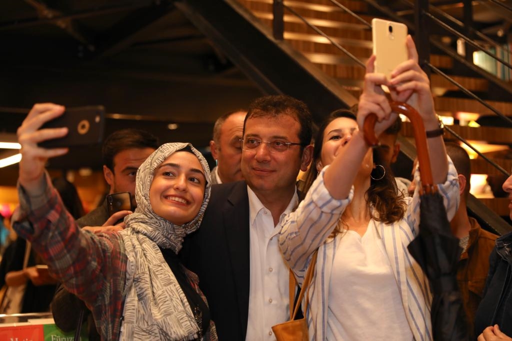 İMAMOĞLU, ÖNCE AHMET ÜMİT’E KİTAP İMZALATTI SONRA ATATÜRK SERGİSİ GEZDİ