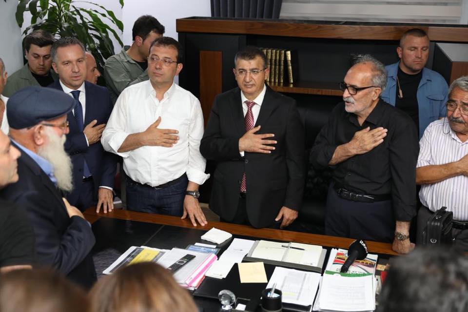 İMAMOĞLU GAZİ CEMEVİ’NDEN SESLENDİ: “BİRİSİ DAYISI OLDUĞU İÇİN DEĞİL BU TOPRAKLARIN İNSANI OLDUĞU İÇİN İŞE ALINACAK!”