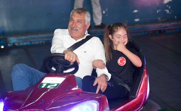 ENGELLİLER, BÜYÜKŞEHİR ETKİNLİĞİNDE GÖNÜLLERİNCE EĞLENDİ