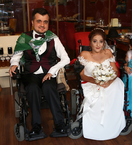 CHP’li Belediyeler Hızır acil misali Engelsiz ulaşım aracı gelin arabası oldu Engelli çifti mutluluğa taşıdı