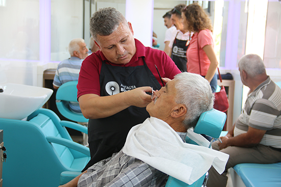 CHP’li Belediye Başkanları insana değer veriyor Mobil Kuaför Kaş’ta