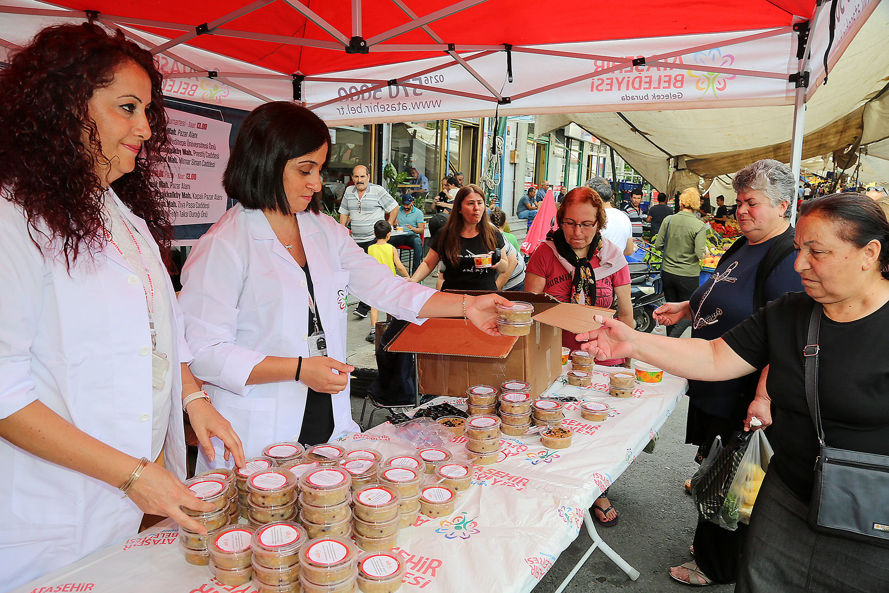 ATAŞEHİR BELEDİYESİ HALKA AŞURE İKRAM ETTİ