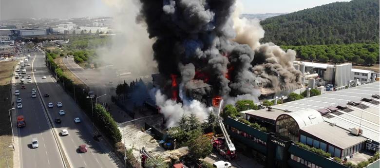 TUZLA’DAKİ FABRİKA YANGININA MÜDAHALE DEVAM EDİYOR