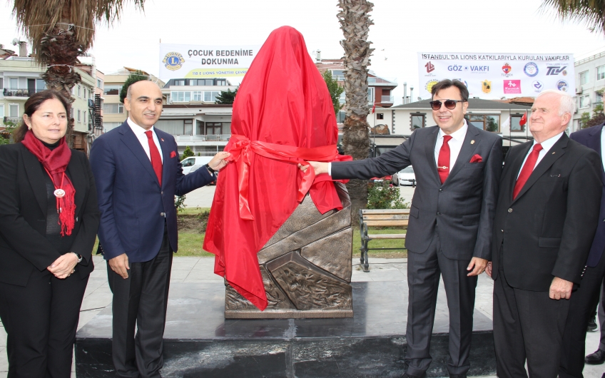 YEŞİLKÖY KENT MEYDANI’NA ATATÜRK HEYKELİ