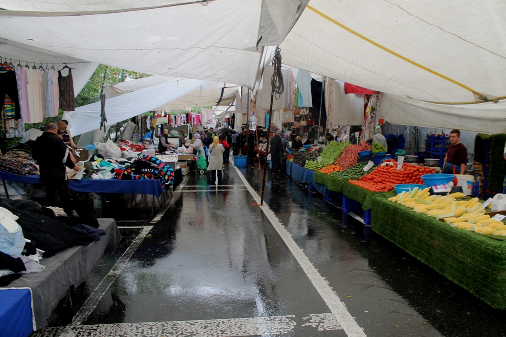 Ümraniye’de sempt pazarı karıştı esnaf tezgah açmama kararı aldı