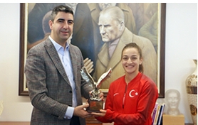 Şampiyon Boksör Buse Naz Çakıroğlu, Rusya’dan Gümüş Madalya ile Döndü