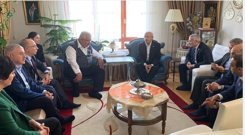Kılıçdaroğlu’ndan Semih Yalçın’a taziye ziyareti! Kaynak: Kılıçdaroğlu’ndan Semih Yalçın’a taziye ziyareti!