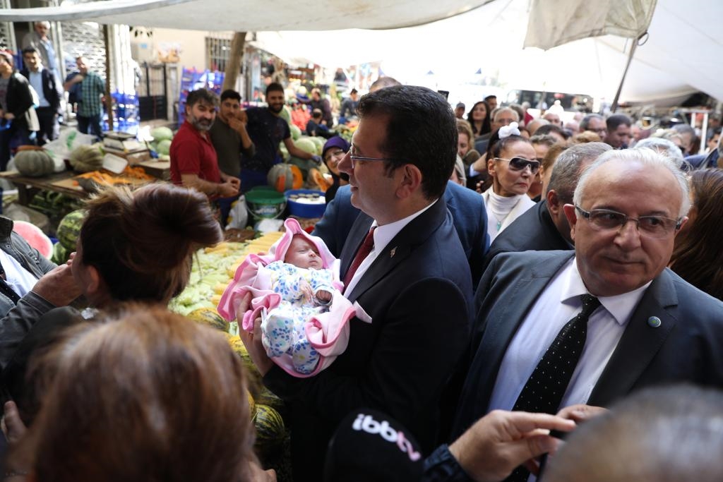 BAŞKAN İMAMOĞLU, HAZNEDAR PAZARI’NDA VATANDAŞLARLA BULUŞTU