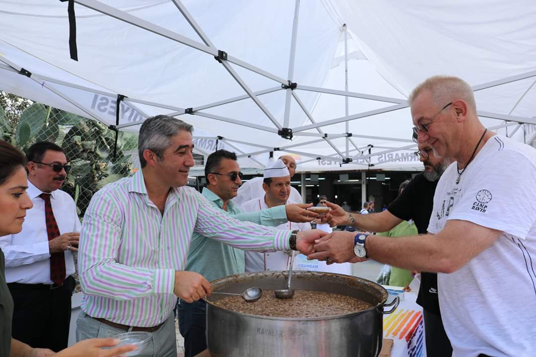 BAŞKAN OKTAY KENDİ ELLERİYLE AŞURE DAĞITTI