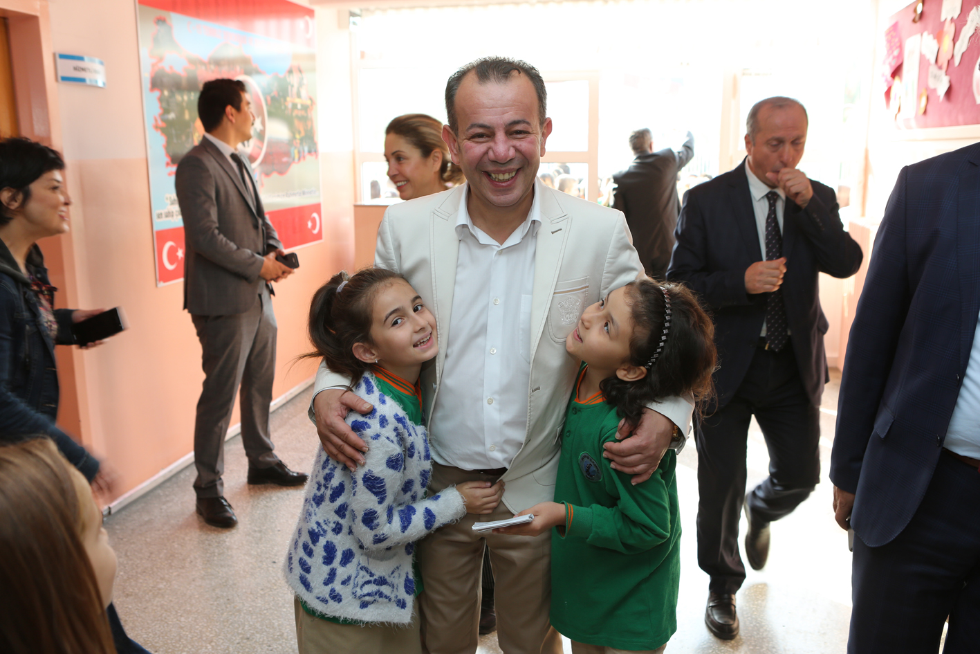 Gazipaşa öğrencilerinden Belediye Başkanı Tanju Özcan’a sevgi seli