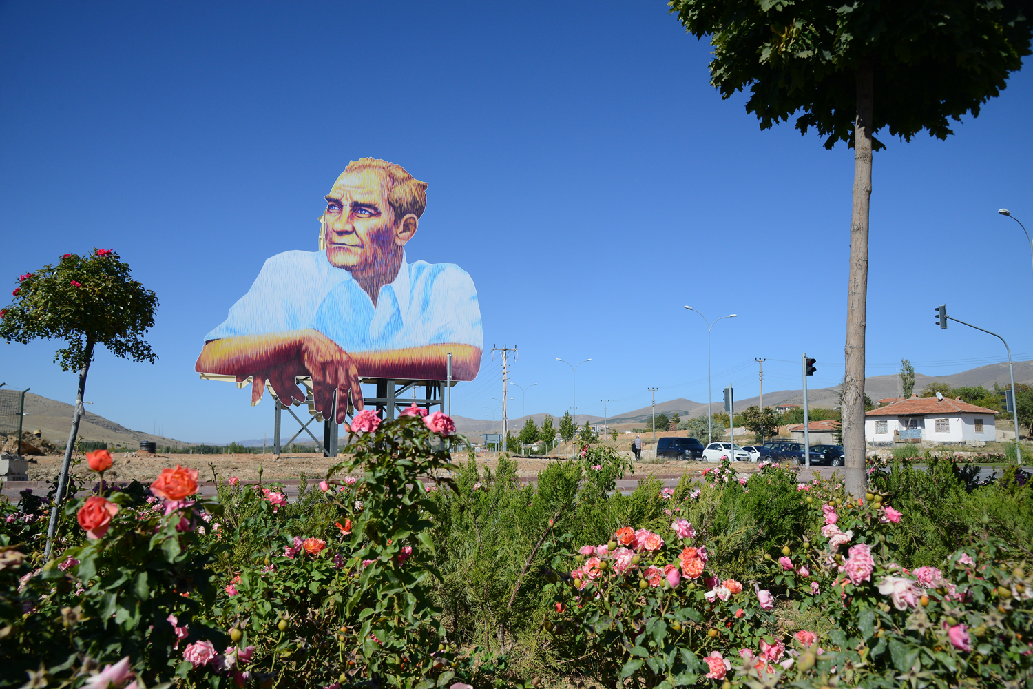 KIRŞEHİR BELEDİYESİ, ŞEHRİN GİRİŞİNE ULU ÖNDER ATATÜRK’ÜN POSTERİNİ ASTI