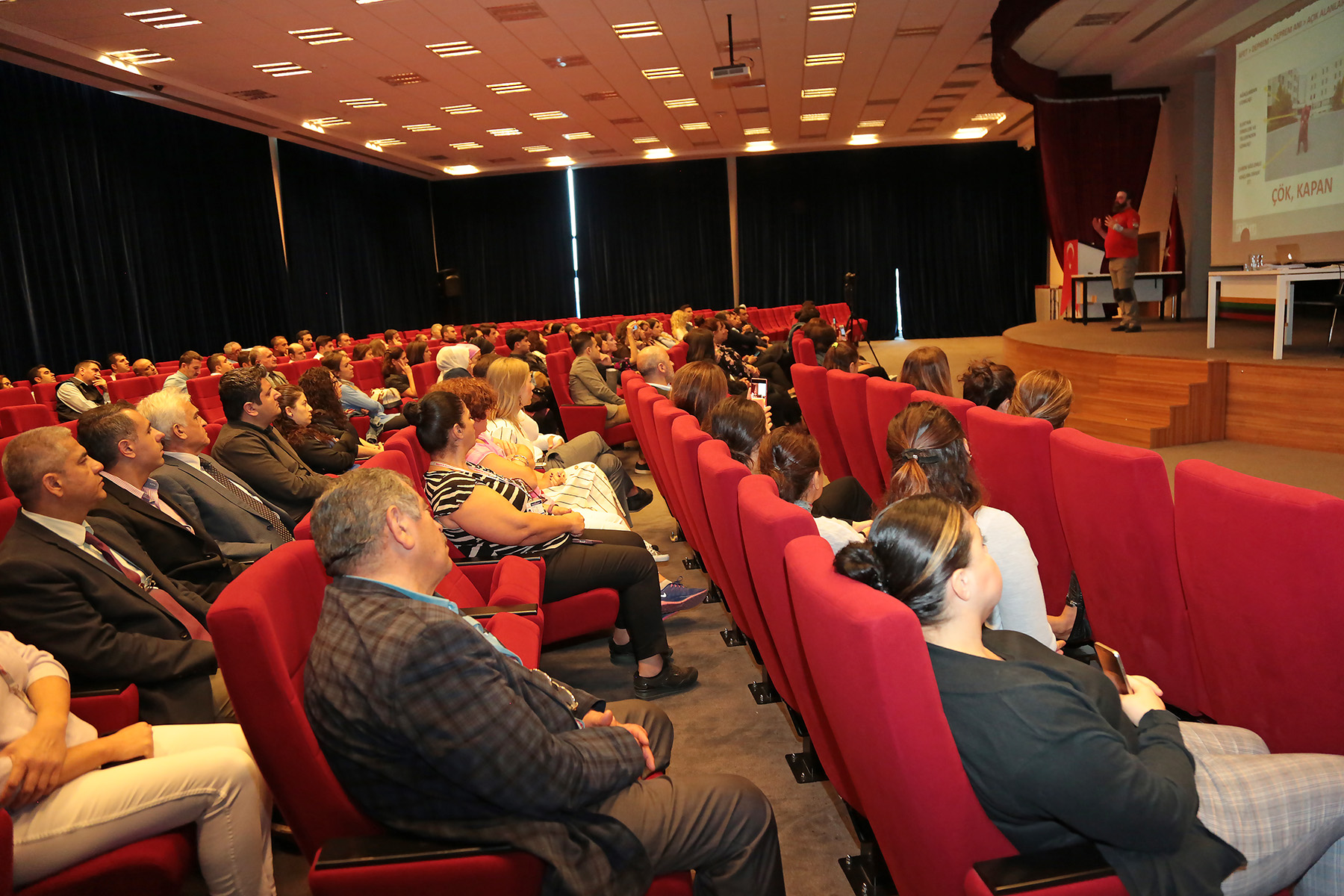 DEPREM EĞİTİM SEMİNERLERİ BİLİNÇLENDİRİYOR