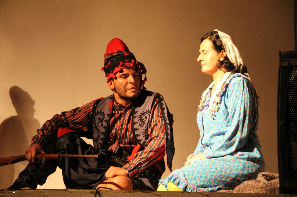 ‘Gördesli Makbule’ tiyatro oyunu, Akhisar Belediyesi Sinema Salonu’nda sahnelendi.