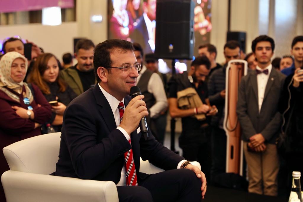 İMAMOĞLU’NDAN, “BÜYÜYÜNCE SANA OY VERECEĞİM” DİYEN ÇOCUĞA: “BİR BAKARSIN BEN SANA OY VERİRİM!”