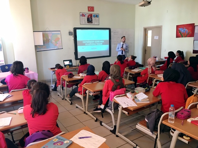 İBB, OKULLARDA ‘DEPREM FARKINDALIK EĞİTİMİ’ VERİYOR