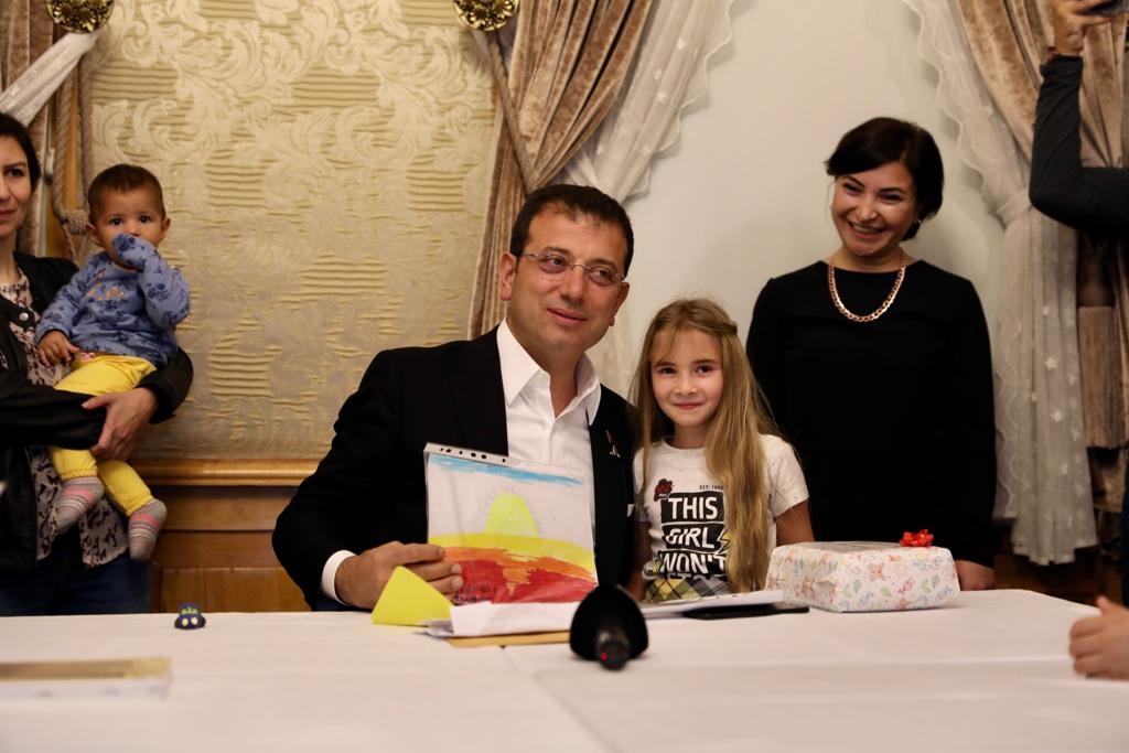 BAŞKAN İMAMOĞLU, MİNİK GAZETECİLERE RÖPORTAJ VERDİ