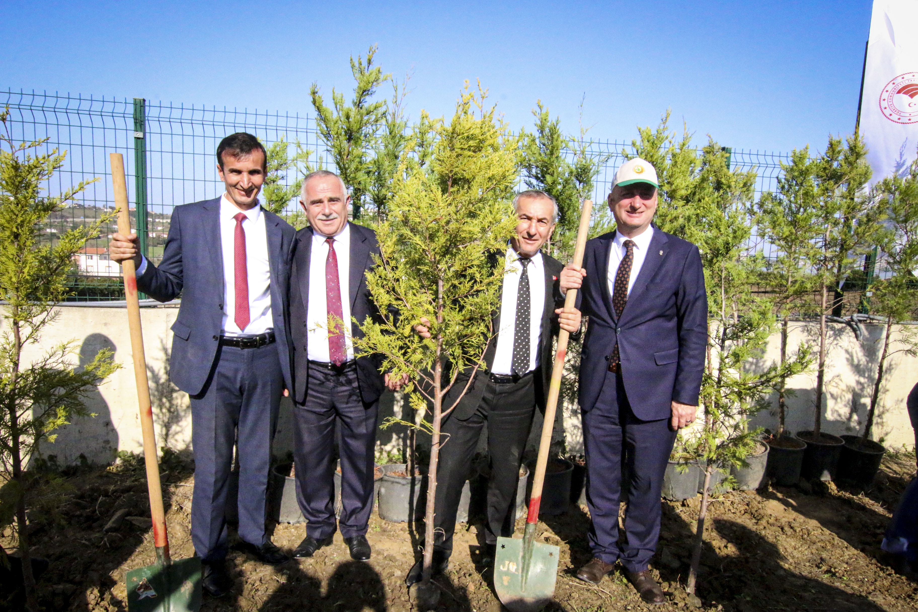 Başkan Barış Ayhan, ”Geleceğe Nefes” fidan dikme etkinliğine katıldı.