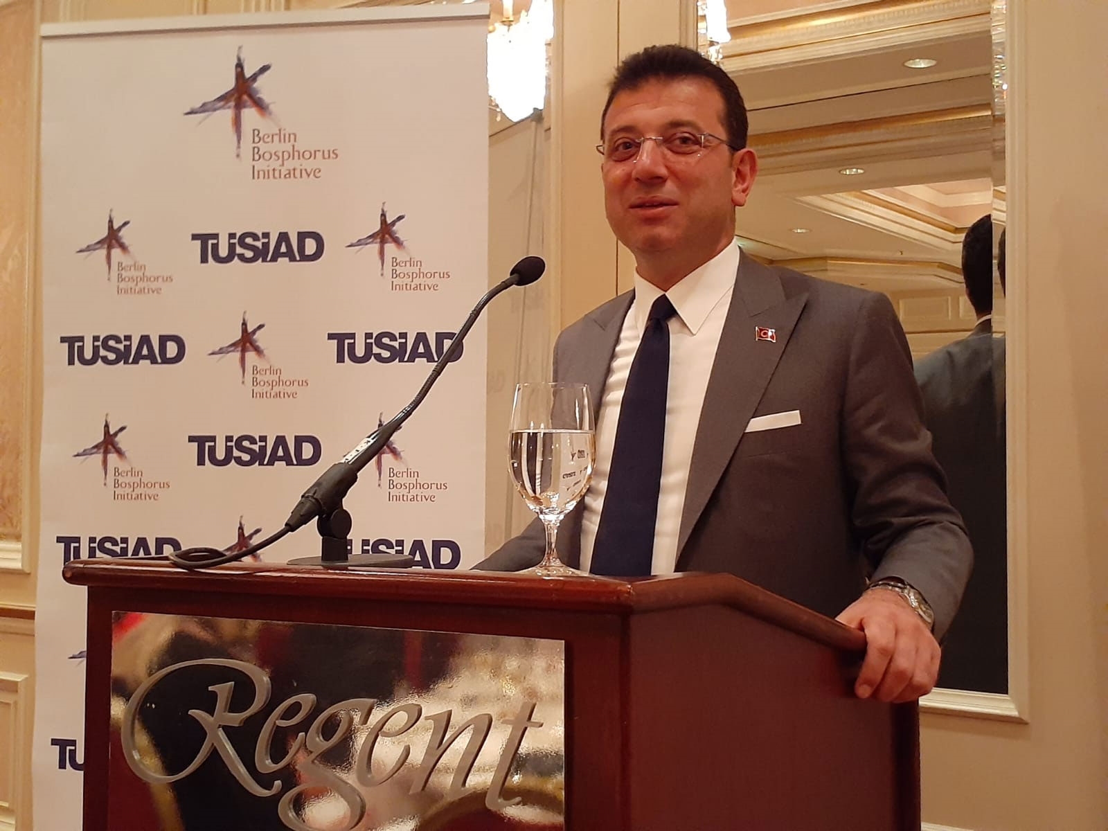 İMAMOĞLU: “DEMOKRATLIK KONUSUNDA DÜNYADAKİ  HER BELEDİYE BAŞKANIYLA YARIŞMAYI KENDİME HEDEF KOYDUM”