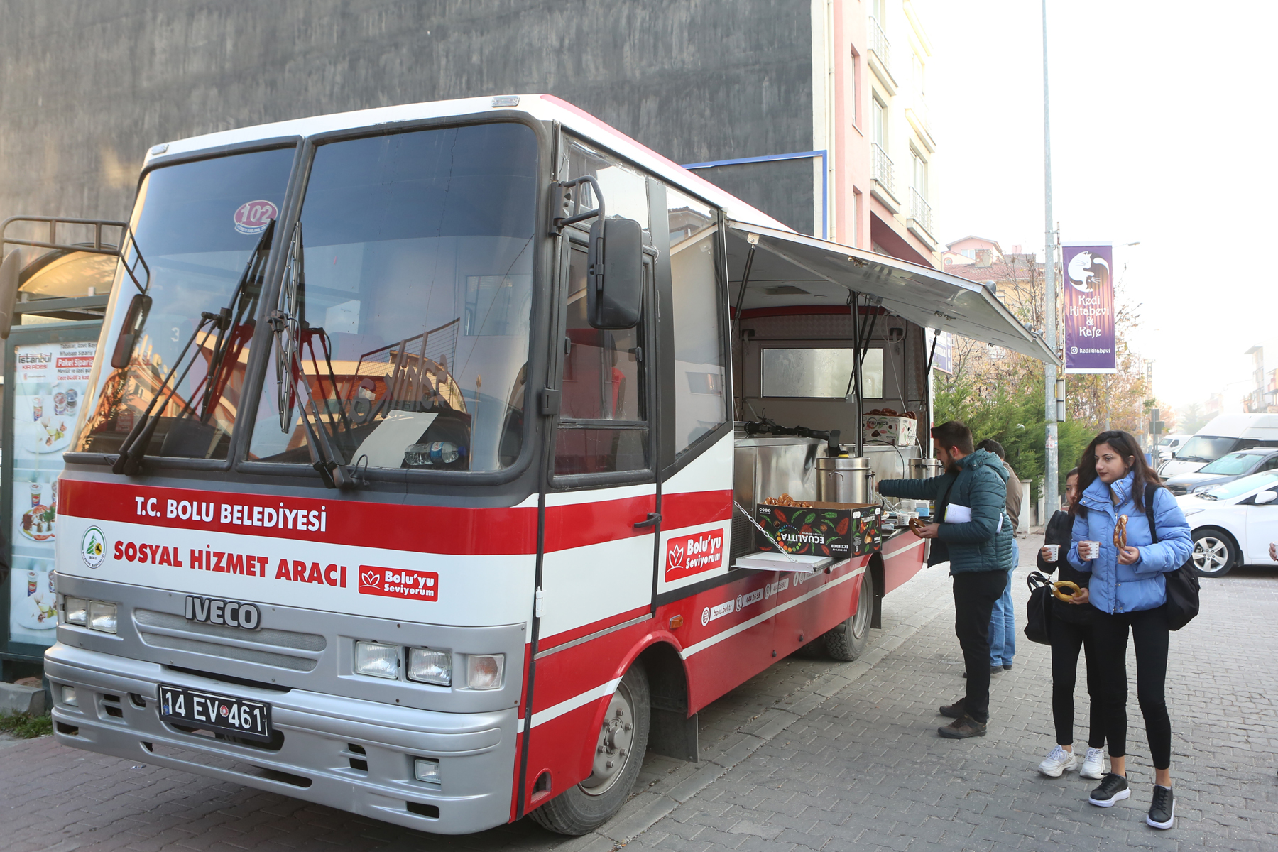 Bolu Belediyesi’nden BAİBÜ’lü öğrencilere çay simit ikramı