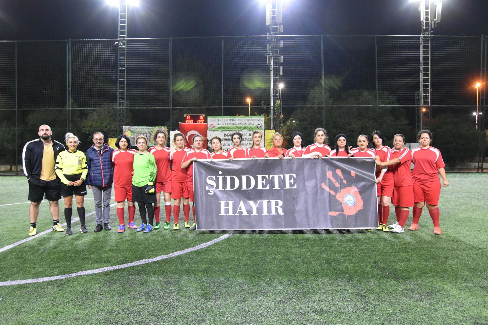 Kartal Anadolu Adliyesi’nde çalışan kadın personeller, ‘şiddete hayır’ demek için sahaya çıkarak futbol maçı yaptı