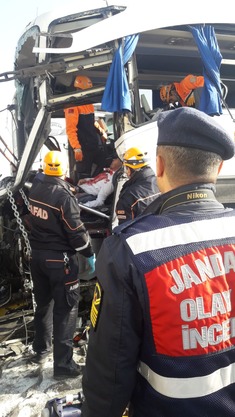 Yolcu otobüsü sis nedeniyle kamyona çarptı 2 ölü