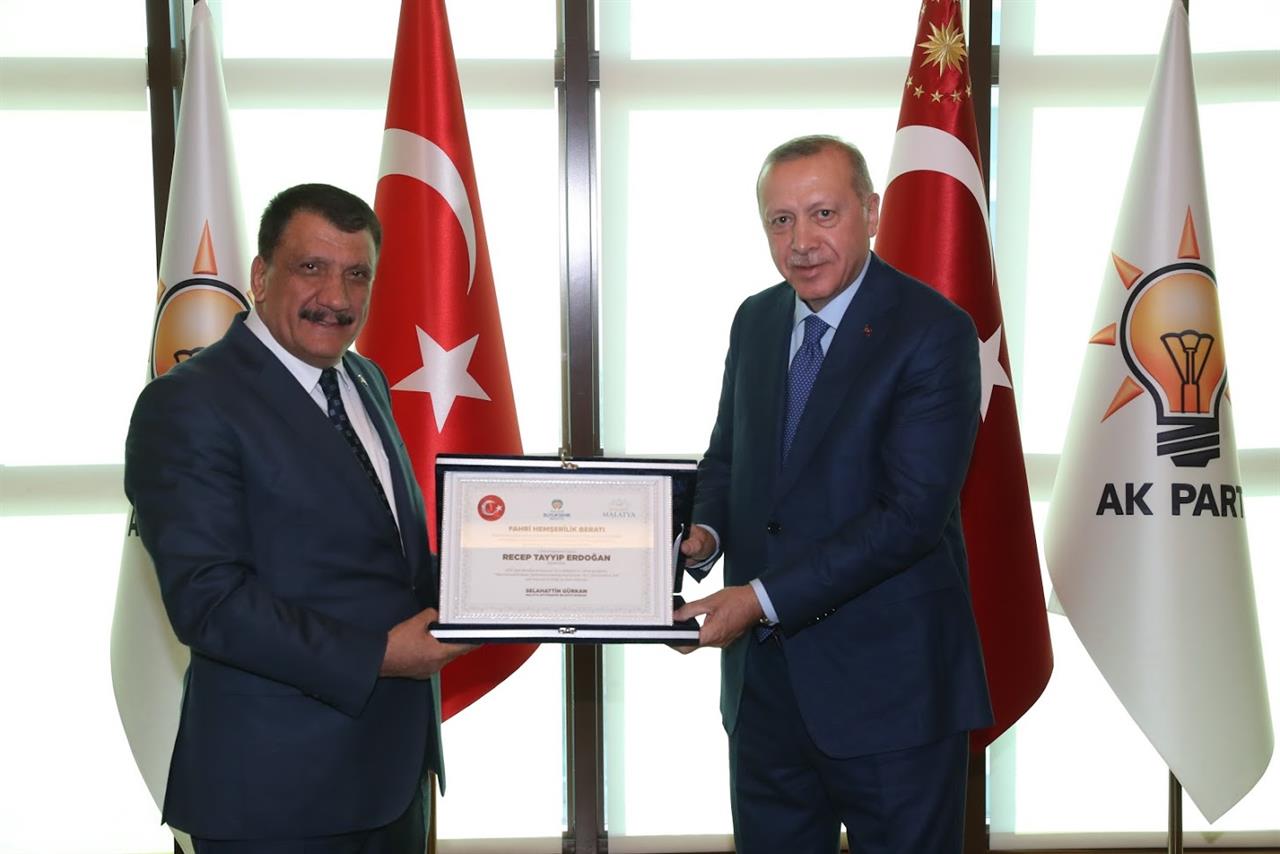 BAŞKAN GÜRKAN, CUMHURBAŞKANI ERDOĞAN’A ‘FAHRİ HEMŞERİLİK BERATI’NI TAKDİM ETTİ