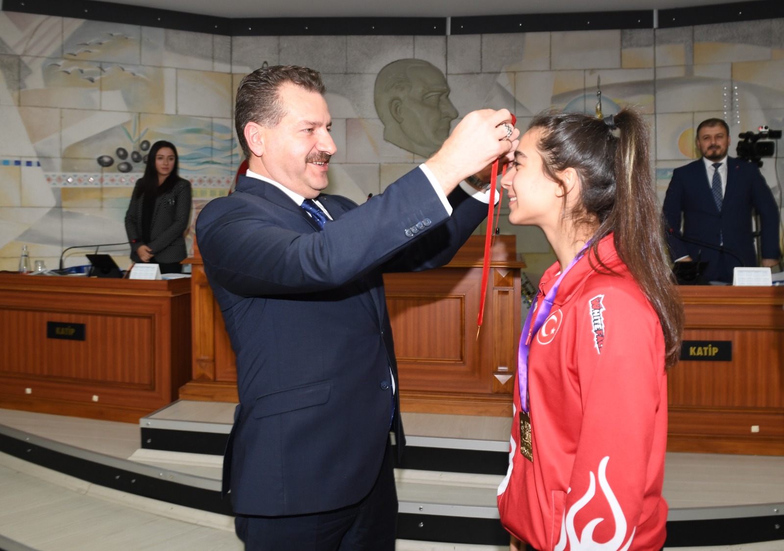 Başkan Yılmaz Şampiyonu Meclis’te Ağırladı