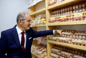 ESKİŞEHİR’İN CHP’Lİ BELEDİYE BAŞKANI HALK SÜTTEN SONRA ŞİMDİ DE HALK YUMURTA!