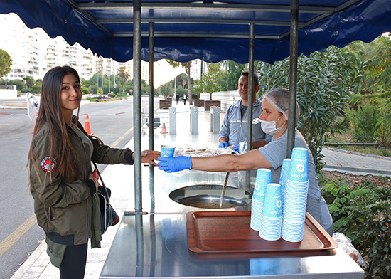 CHP’li Belediyeler’den Üniversite öğrencilerine sıcak çorba ikramı