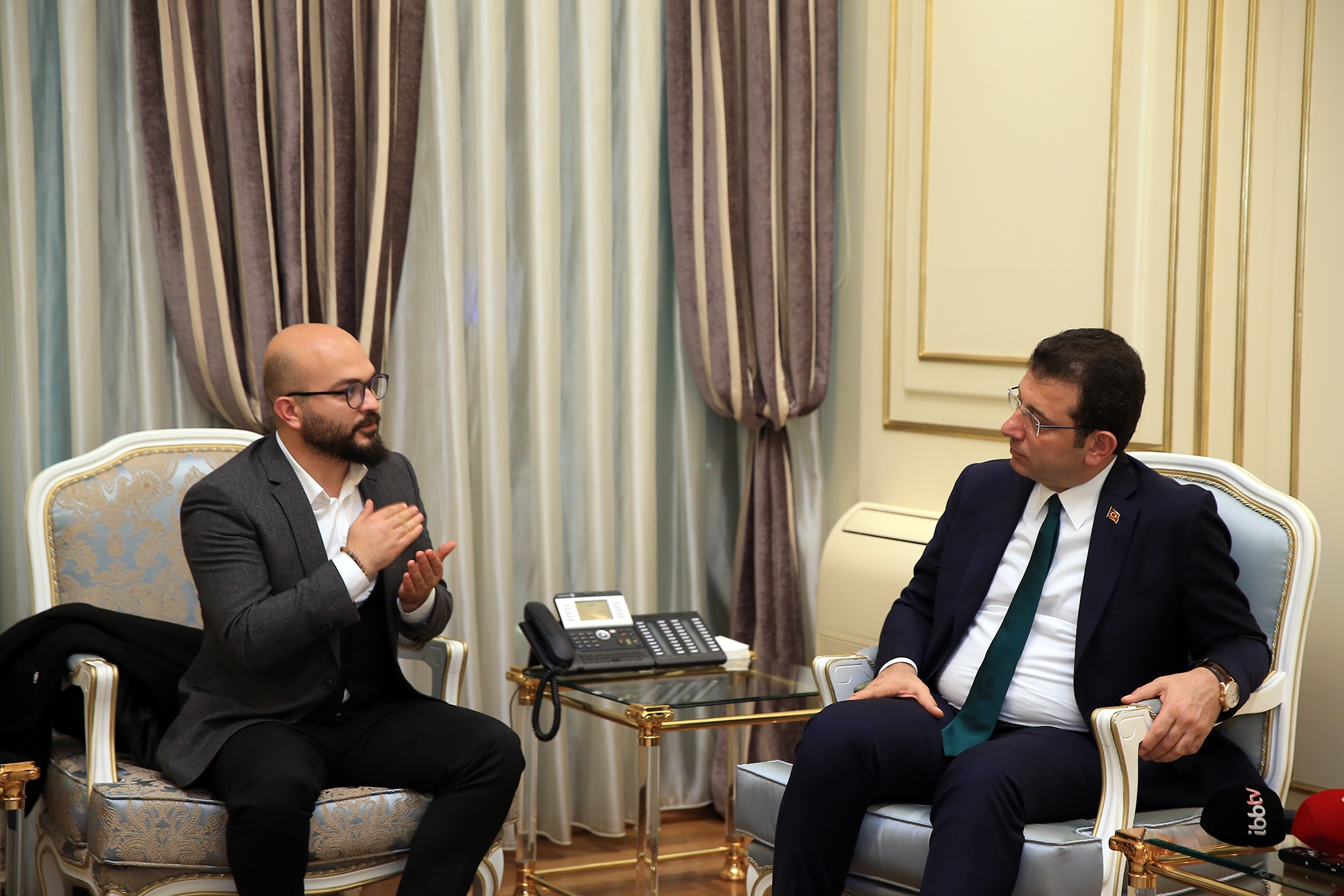 İMAMOĞLU İBB ÖNÜNDE EYLEM YAPAN HAYVAN SEVERLERLE BİR ARAYA GELDİ