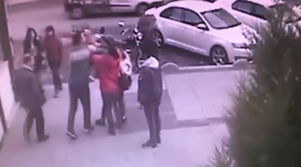 Minibüs şoförü, kendisini ‘tehlikeli sürüyorsunuz’ diye uyaran iki kadına saldırdı