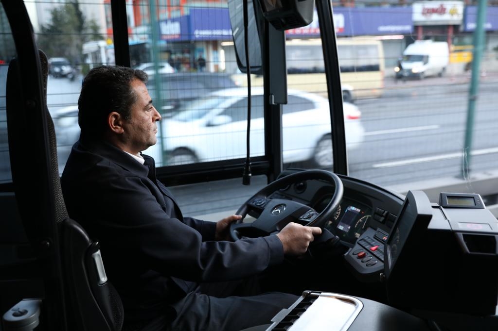 İKİNCİ KEZ METROBÜS ARACI TEST EDEN İMAMOĞLU: “ASIL ÇÖZÜM METRO”