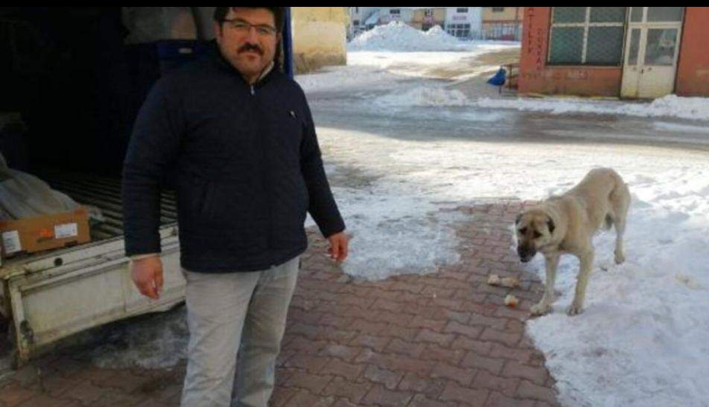 Arabadan gizli gizli ekmek aldığını fark ettiği köpek için her gün 2 tane fazladan ekmek getiriyor