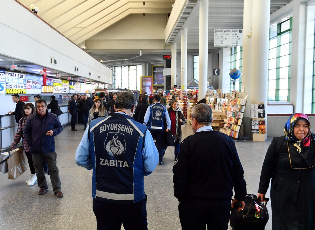 YARIYIL TATİLİNİN BAŞLAMASI NEDENİYLE AŞTİ’DE YOLCU YOĞUNLUĞU YAŞANIYOR
