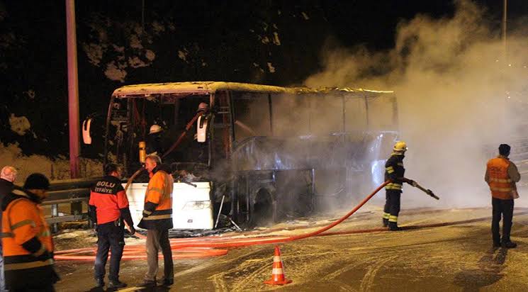 İstanbul’da Reşadiye’ye cenazeye giden otobüs Bolu dağı tünelinde alev alev yandı