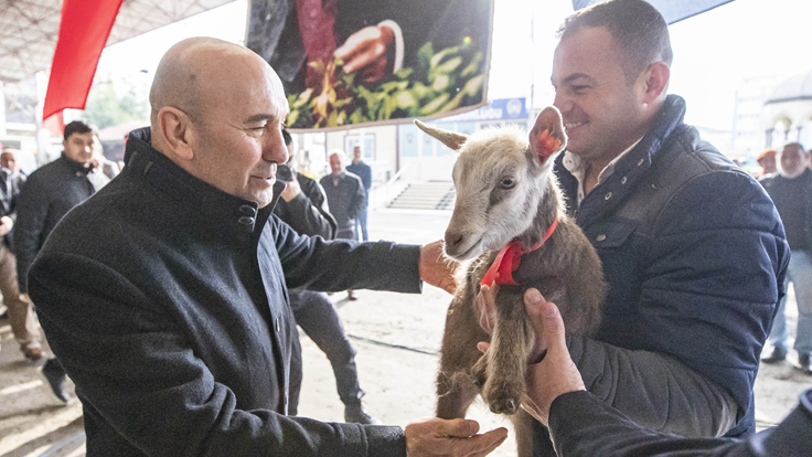 Torbalı’da çiftçilere 173 hayvan dağıtıldı