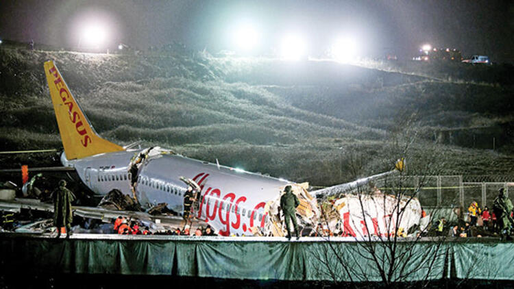 Pistten çıkan uçak üçe bölündü! Kuyruk rüzgarı uyarısı